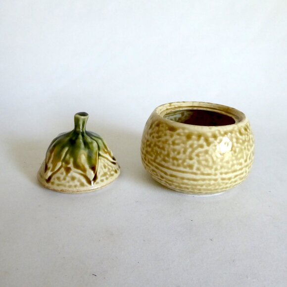 VINTAGE JAPAN JAPANESE CERAMIC LIDDED PEAR FRUIT SHAPED CONTAINER - Picture 2 of 10